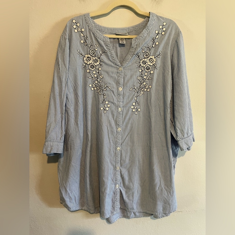 3/$20 Catherine’s Blue/White Embroidered Floral Button Down 3/4 Sleeve 2XL